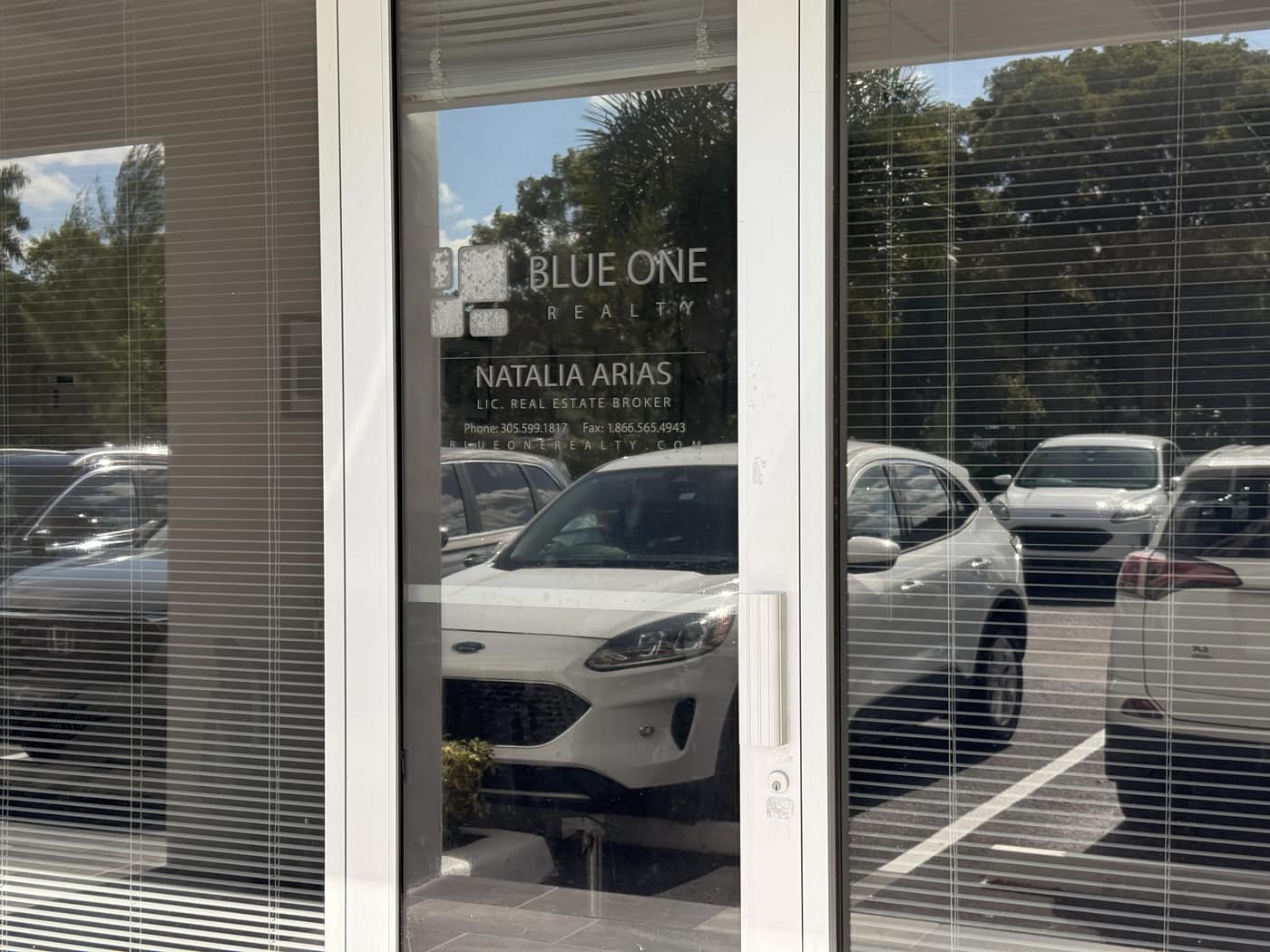 Entrada de la oficina de Blue One en la NW 41st Street, Doral