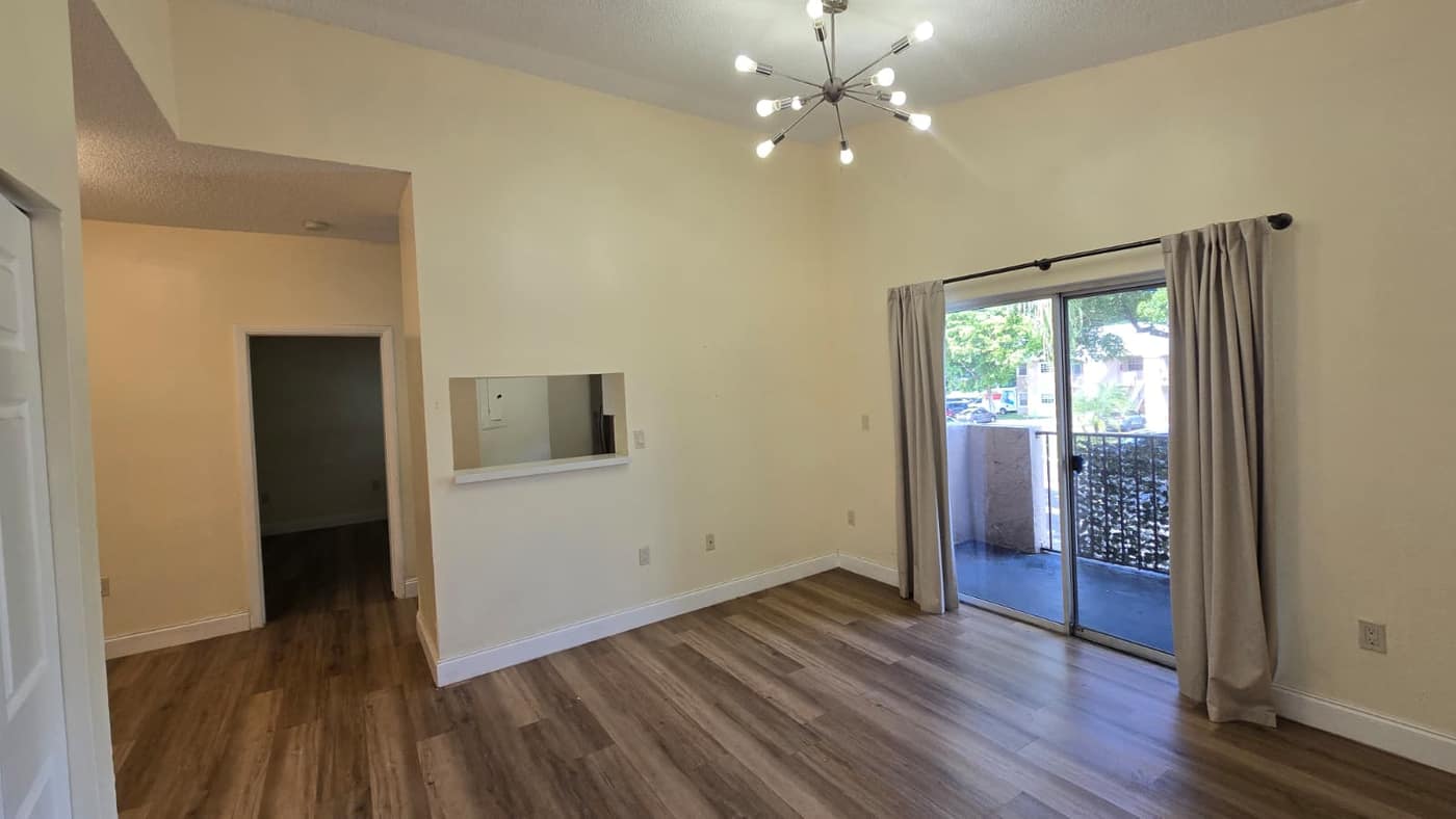 Sala de um condo de 2 quartos em Pembroke Pines, pronta para alugar