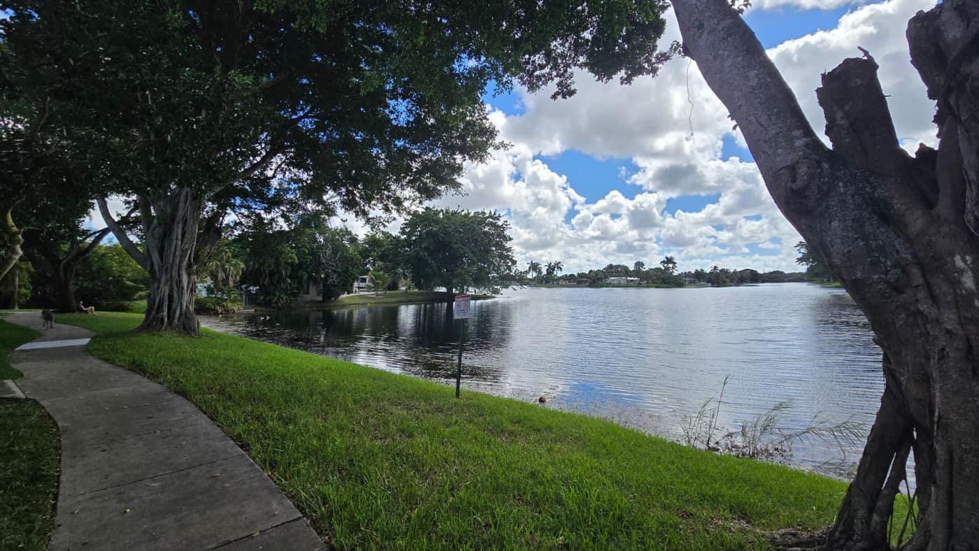 Vista do lago numa comunidade de condos em Pembroke Pines